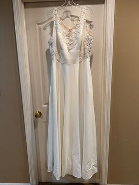 Ivory Sleeveless Lace Appliqué Wedding Dress